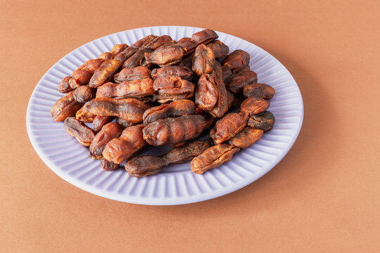 Sweet, spicy tamarind tree fruit on a round plate