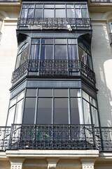Bow-window en métal sur un immeuble Parisien