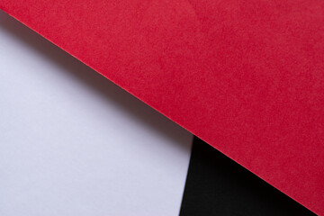 赤と黒と白の重なった画用紙の背景	