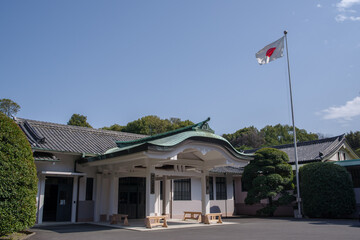 明治神宮崇敬会建物と日本国旗