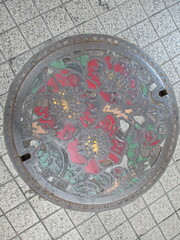 熊本市の花である肥後椿がデザインされたマンホールの蓋