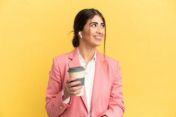 Business caucasian woman isolated on yellow background thinking an idea while looking up