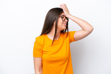 Young caucasian woman isolated on white background has realized something and intending the solution