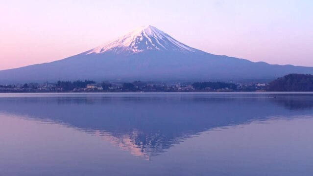 湖に映る朝日に赤く染まる富士山と湖のさざ波、固定撮影