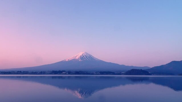 湖に映る朝日に赤く染まる富士山と湖のさざ波、固定撮影