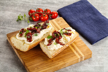 Bruschetta with strachatella and dry tomato