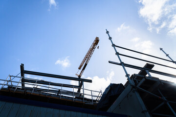 Construction crane and scaffolding over a residential apartment. Auckland. - 790665411