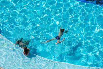 kids swimming in pool underwater. - 790688608