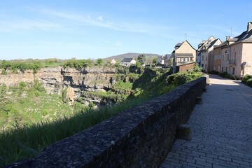 Rue typique, village de Bozouls, département de l'Aveyron, France