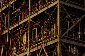 夕陽に照らされた化学プラントの複雑な設備
