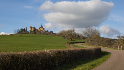 paysage rural en Bourgogne en hiver: le village de Châteauneuf perché sur sa colline célèbre...
