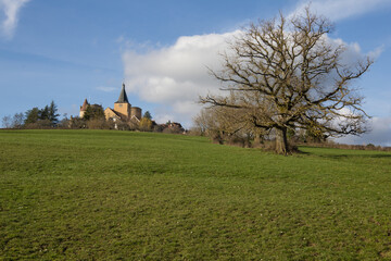 paysage rural en Bourgogne en hiver: le village de Châteauneuf perché sur sa colline célèbre pour son château médiéval
