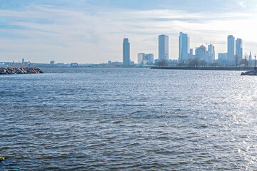 Fototapeta premium lake michigan at milwaukee bay and downtown skyscrapers of milwaukee wisconsin