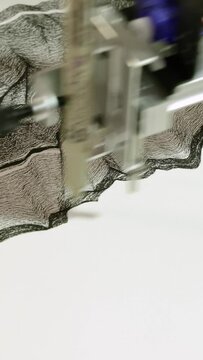 Cr&eacute;ation d'une &oelig;uvre artistique abstraite dessin&eacute;e &agrave; l'encre noire avec un traceur, film&eacute; en acc&eacute;l&eacute;r&eacute;. Timelapse