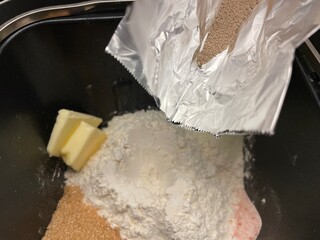 パン生地作りのホームベーカリーに投入した小麦粉・ドライイースト・砂糖・バター・塩