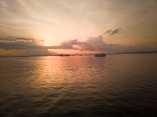 photography of beautiful views of sunlight on the ocean in the morning