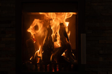 Feuer in einem Kaminofen im Glasscheibe