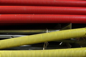 Gaine annelée jaune et rouge pour raccordement gaz et électricité