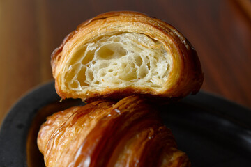 食べかけのクロワッサンの断面