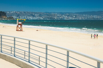 Dia ensolarado na Praia Renaca, com areias claras e mar azul em Viña del Mar - obrazy, fototapety, plakaty