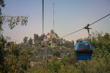 Teleférico no Cerro San Cristobal em Santiago do Chile, atração turística com o cerro ao fundo em dia ensolarado e céu azul, atração turística