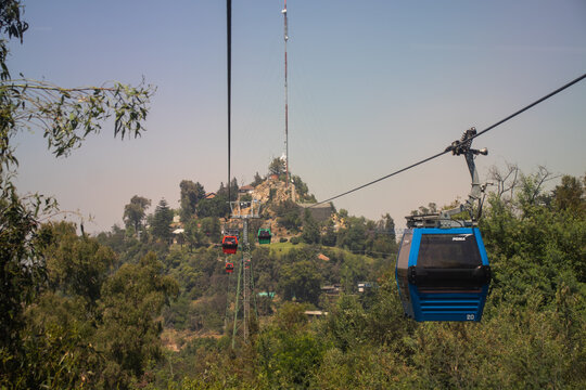Telef&eacute;rico no Cerro San Cristobal em Santiago do Chile, atra&ccedil;&atilde;o tur&iacute;stica com o cerro ao fundo em dia ensolarado e c&eacute;u azul, atra&ccedil;&atilde;o tur&iacute;stica