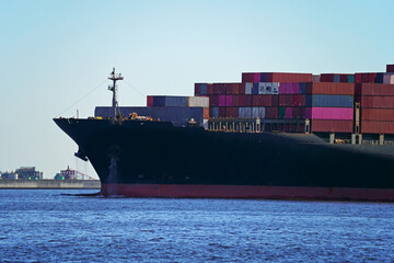 大井コンテナ埠頭に接岸する大型コンテナ船
