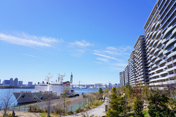 晴天の晴海マンション群と停泊する調査船（船側面）