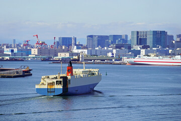 東京港に入港する貨物船（アップ）