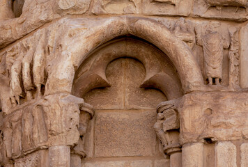 Fachada eclesiástica en estado de desaparición