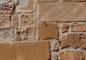 Piedras irregulares en el muro