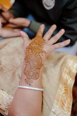 henna on hands