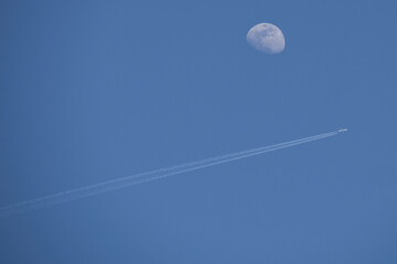Luna y avión