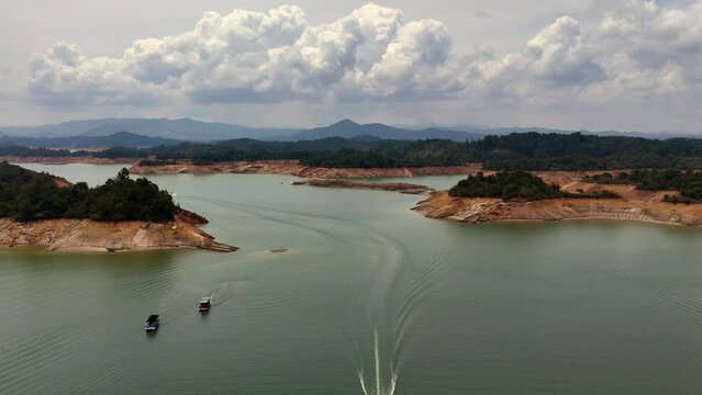 Video a&eacute;reo sobre el embalse de Guatap&eacute;, Antioquia. Se observa descenso del nivel del agua hasta el 33.24% de la capacidad de la represa, debido a la intensa sequ&iacute;a, causada por el fen&oacute;meno del Ni&ntilde;o.