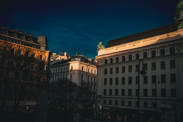 Fototapeta na wymiar Gebäude in Wien bei Sonnenuntergang