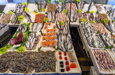 Türkei: Markt in Kemer mit großem Angebot an frischem Fisch zum Verkauf - obrazy, fototapety, plakaty