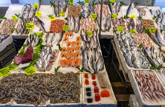 Türkei: Markt in Kemer mit großem Angebot an frischem Fisch zum Verkauf