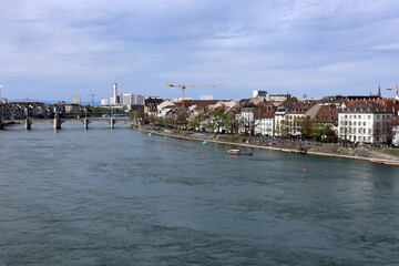 Das Rheinufer in Kleinbasel im Frühling