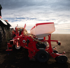 Tractor and seeder for sowing corn - 790888693