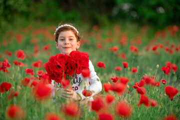 Bambina che sorride biricchina tra i fiori, campagna di promozione per settore florovivaistico