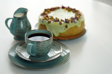 Ciasto, sernik, tort z kawą na stole w kuchni