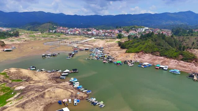 Video a&eacute;reo sobre el embalse de Guatap&eacute;, Antioquia. Se observa descenso del nivel del agua hasta el 33.24% de la capacidad de la represa, debido a la intensa sequ&iacute;a, causada por el fen&oacute;meno del Ni&ntilde;o.