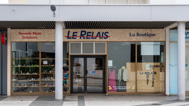 Poissy, France - 21 avril 2024: Vue ext&eacute;rieure d'une boutique Le Relais. Le Relais est une soci&eacute;t&eacute; coop&eacute;rative (Scop) fran&ccedil;aise sp&eacute;cialis&eacute;e dans la collecte, le r&eacute;emploi et le recyclage du textile