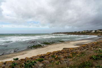 Le littoral breton dans la baie d'Audierne offre un paysage saisissant sous un ciel couvert, avec...