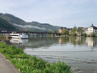Blick auf Bernkastel-Kues, an der Mosel im Frühling mit Brücke und restlichen Nebelschwaden am Morgen