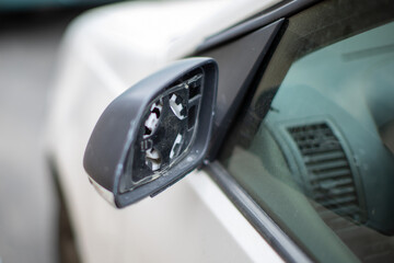 broken car rear view mirror - 790994847
