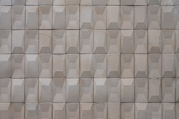 Mur en briques beiges et en trompe l'œil géométrique