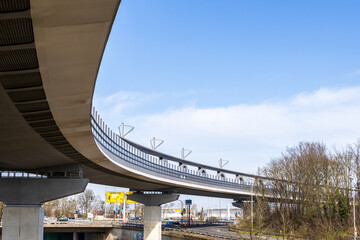 Neu erbaute Brücke, Überführung für den öffentlichen Nahverkehr - 791012606