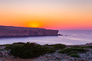 Krajobraz morski, piękny zachód słońca i klify, wyspa Minorka (Menorca), Hiszpania	 - obrazy, fototapety, plakaty