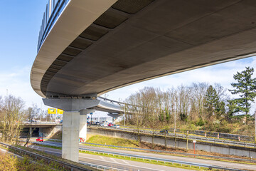 Neu erbaute Brücke, Überführung für den öffentlichen Nahverkehr - 791013050